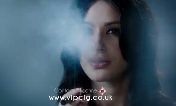 Un comercial de TV muestra el acto de “fumar” con e-cigarettes 